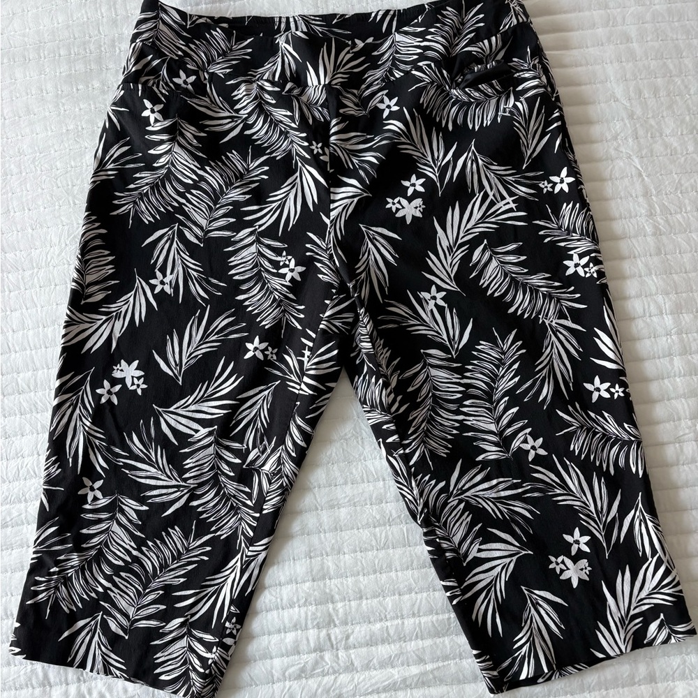 Black and White Palm Tree Leaf Print Cropped Pants Women’s